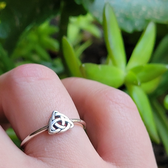 New Solid 925 Sterling Silver Celtic Triangle Ring - Picture 7 of 14